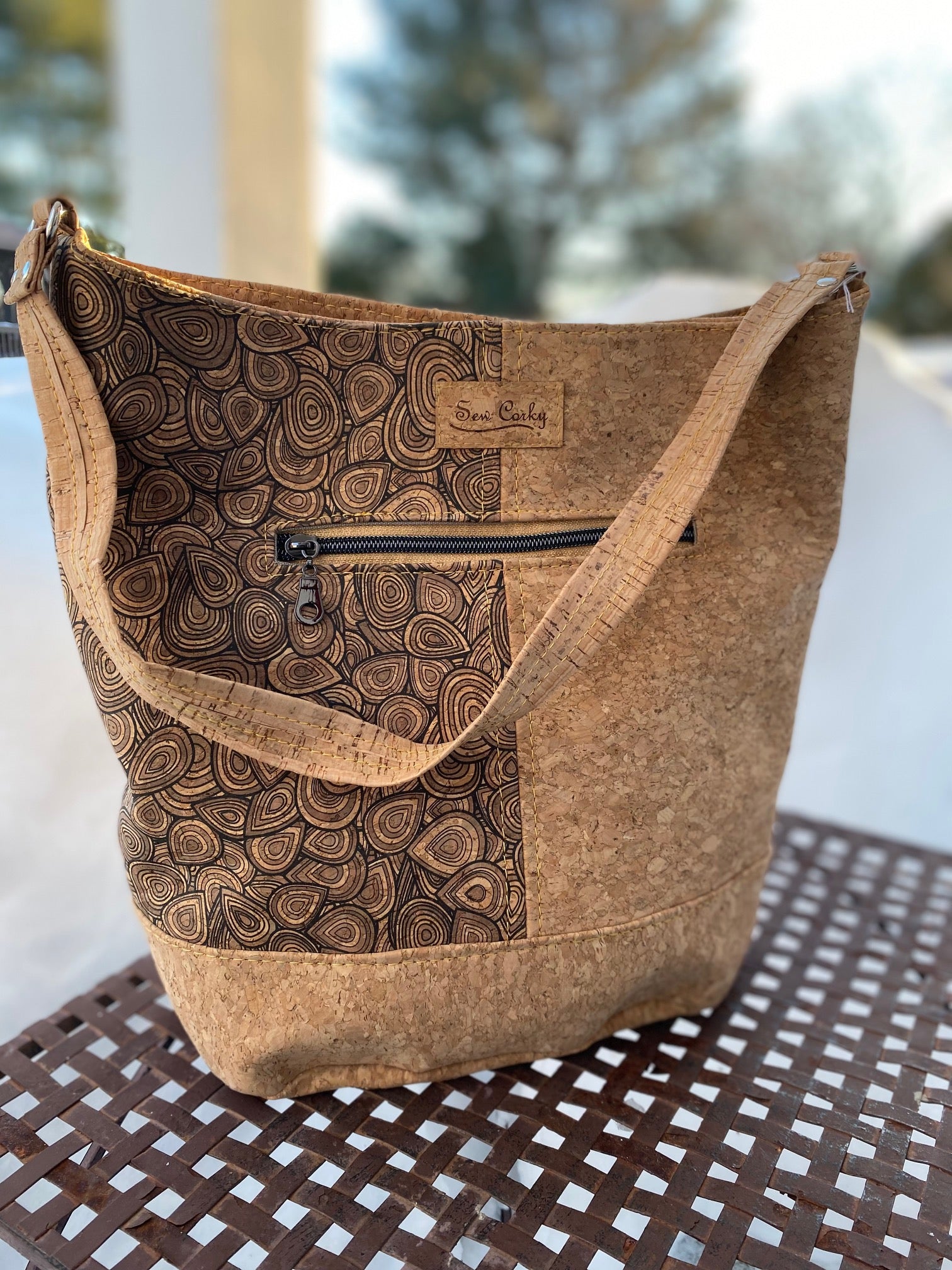 FF12-The Norah Bucket Handbag in Plain Cork and Geometric